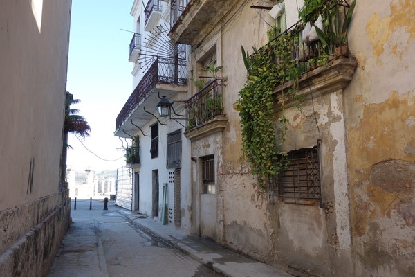 Gatan Obispo i riktning mot hamnen, Plaza de Armas, Habana Vieja, Havanna.