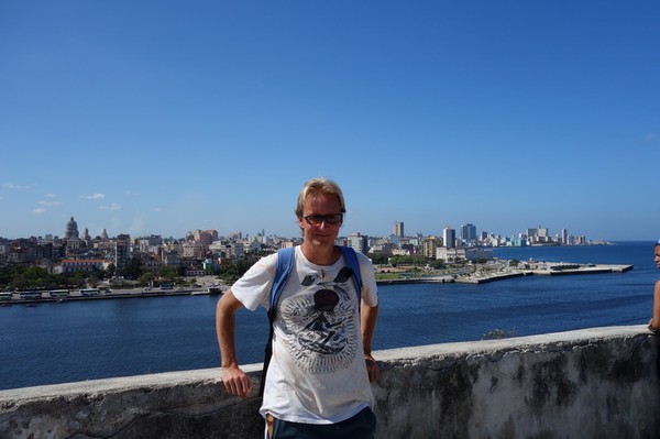 Stefan med centrala Havanna i bakgrunden, Fortaleza de San Carlos de la Cabana, Havanna.