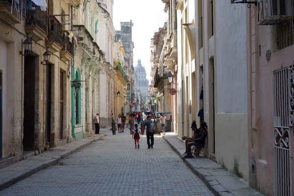 Gatan Brasil som skär igenom Habana Vieja från Plaza Vieja här i riktning mot Capitolio Nacional, Havanna.