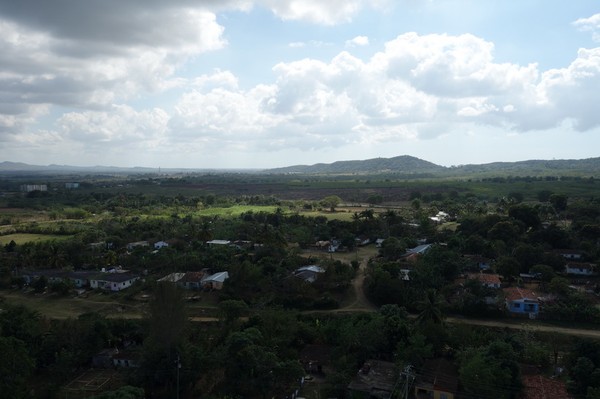Utsikt från det 44 meter höga tornet som användes för att övervaka slavar tillhörande egendomen Manaca Iznaga, Valle de los Ingenios utanför Trinidad.