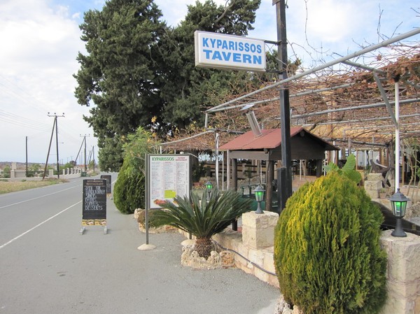 Lunch på Kyparissos Tavern längs E709 på väg upp mot Polis.