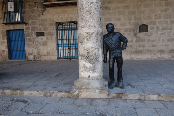 Staty av flamencodansaren Antonio Gades framför Palacio de Lombillo, Plaza de la Catedral, Habana Vieja, Havanna.