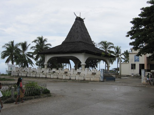 Paviljong byggd i samma stil som Fataluku folket bygger sina hus, Baucau old town, Timor-Leste.