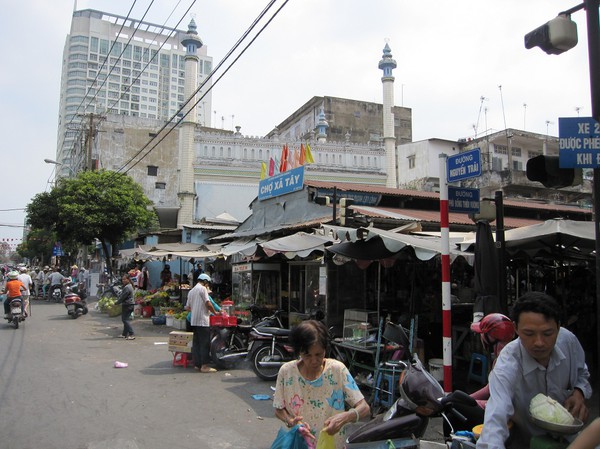 Del av Xa Tay market med Cholon Mosque i bakgrunden, Cholon.