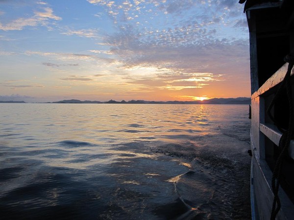 I båten på väg ut till Komodo island med Labuan Bajo och soluppgången bakom oss.