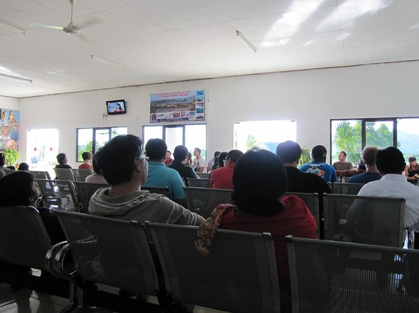 Väntan i den enda gaten på trevliga lilla Komodo airport, Labuan Bajo.