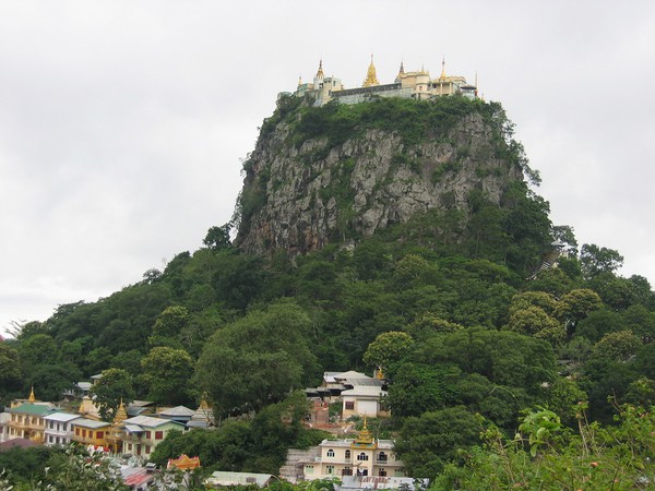 Mount Popa, ca 50 km från Bagan. Reser sig 737 meter upp från de omgivande fälten med en fantastisk utsikt. Berget är en gammal slocknad vulkan. Toppen av berget är en av Burmas viktigaste center för att dyrka nats (andar).