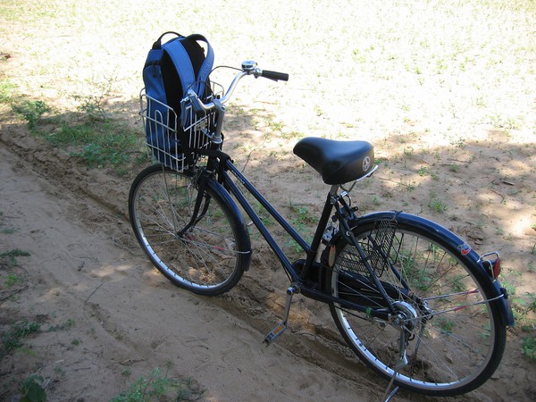 Cykeln jag hyrde i Bagan. Underbart sätt att ta sig fram på fast riktigt varmt. På cykeltur genom tempelslätten dag två.