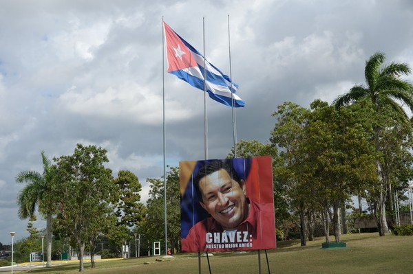 Chavez-affisch vid Memorial Comandante Ernesto Che Guevara med texten nuestro mejor amigo (vår bästa vän), Santa Clara.