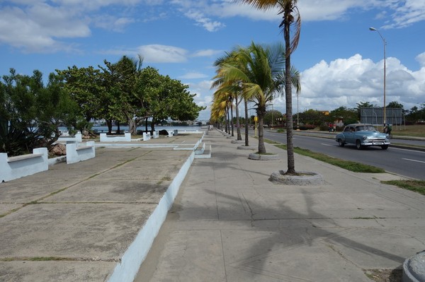 Gatuscen längs Malecon, Cienfuegos.