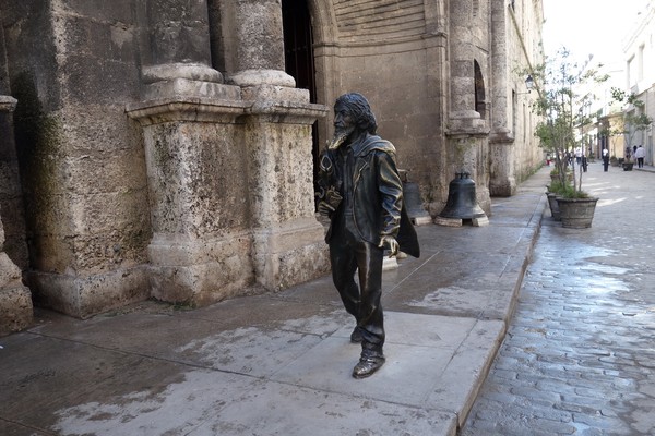 El Caballero de Paris-statyn med sitt skägg som polerats genom åren av tusentals turister, Plaza de San Francisco de Asís, Habana Vieja, Havanna.