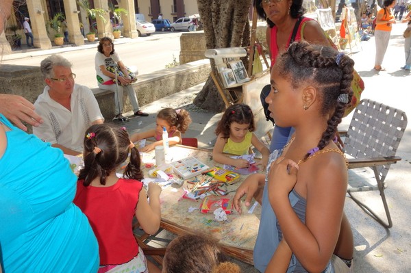 Barnen undervisas i målning längs Pradon, Centro Habana, Havanna.