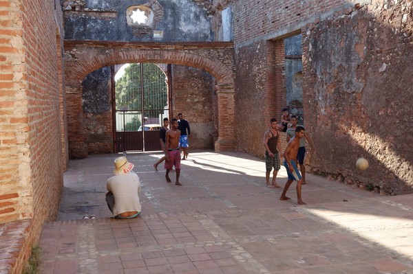 Grabbarna spelar fotboll i kyrkan Iglesia de Santa Ana, Trinidad.