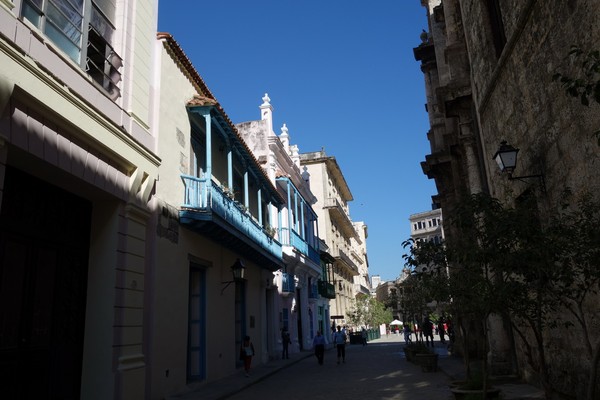 Gatan Oficios förbi Plaza de San Francisco de Asís, Habana Vieja, Havanna.