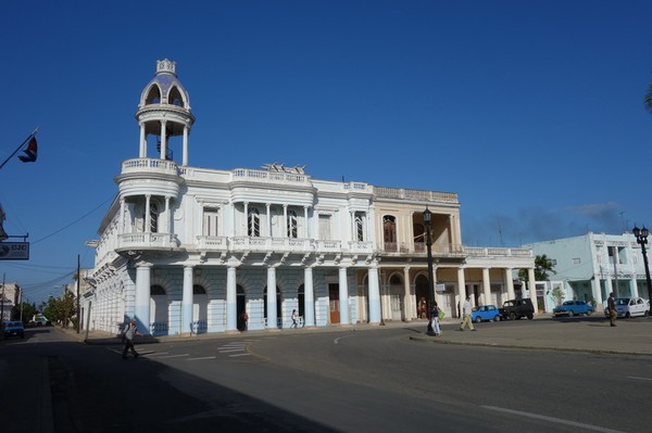 Mycket fina Casa de la Cultura Benjamin Duarte i neoklassisk stil vid Parque José Martí, Cienfuegos.