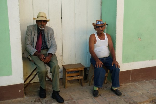 Två äldre kubanska herrar som verkade ha stor vana av turister, centrala Trinidad.