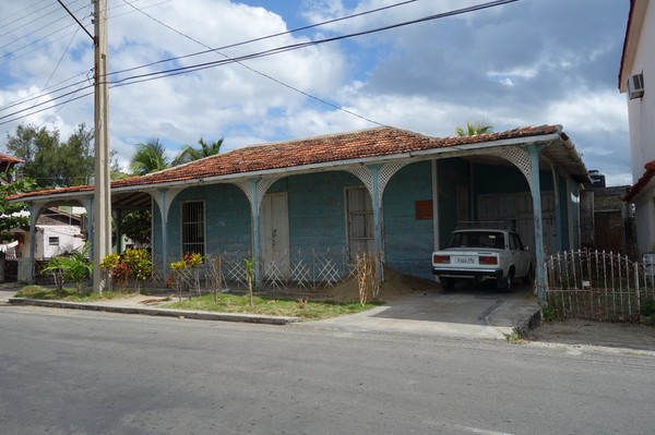 Gammalt fint trähus längs Calle 35, Punta Gorda, Cienfuegos.