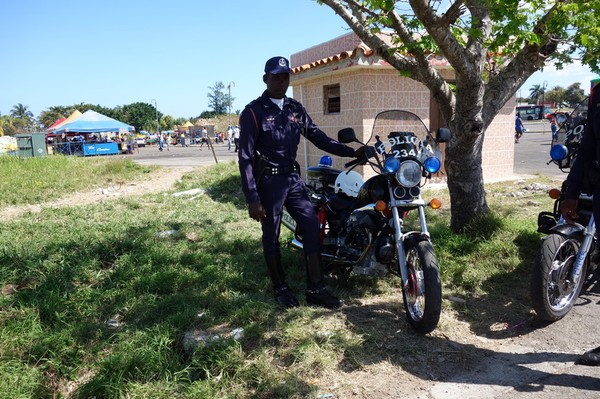 Trevlig polis som villigt poserar för foto på nöjesfältet vid Fortaleza de San Carlos de la Cabana, Havanna.