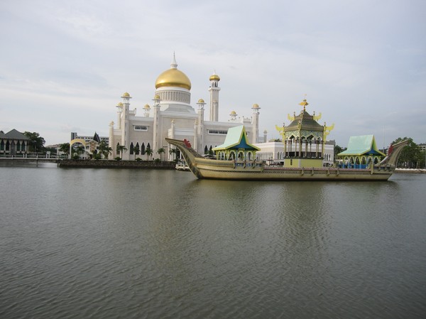 Omar Ali Saifuddien Mosque i dagsljus.