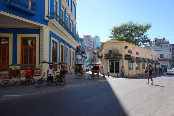 Gatuscen i Centro Habana. Till vänster i bild skymtar en del av Telegrafo Hotel.