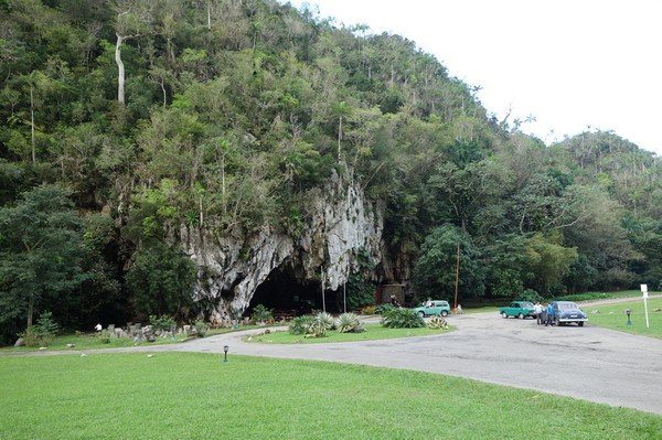 Diskotek/nattklubb Cueva de San Miguel ligger i denna grotta, Valle de San Vicente.