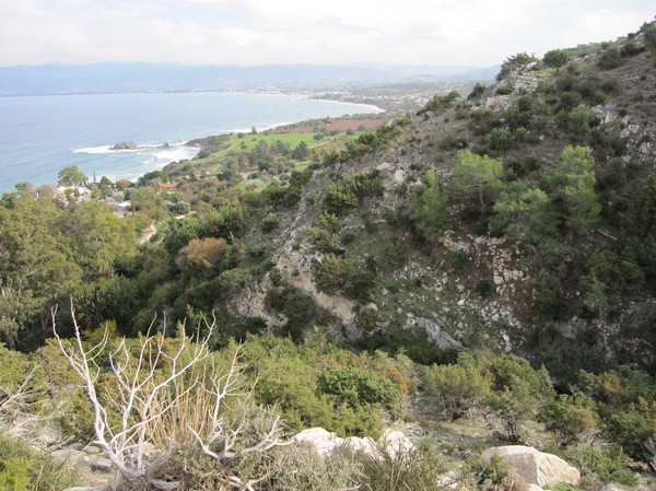 Längs Aphrodite trail med staden Polis i bakgrunden, Akamas peninsula.