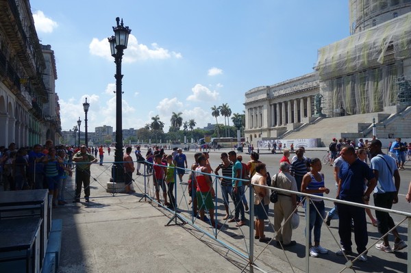 Gatuscen vid Capitolio Nacional, Centro Habana, Havanna.