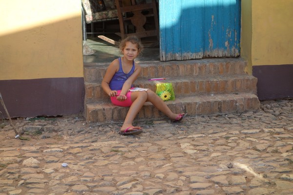 Kubansk flicka utanför bostaden i centrala Trinidad.