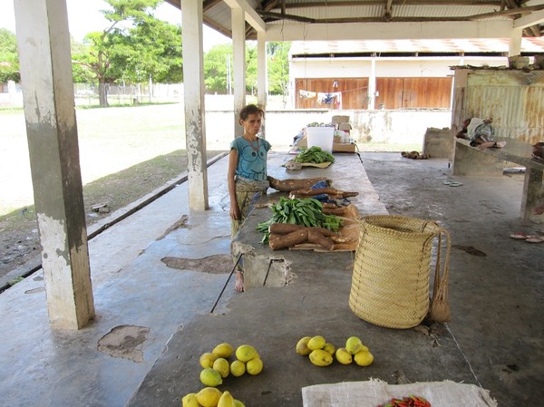 Den ej så välbesökta marknaden i Lautem. Jag blev väldigt glad att det fanns vatten att köpa. Lautem, Östtimor.