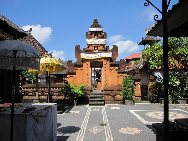 Templet vid marknaden Pasar Badung i centrala Denpasar, Bali.