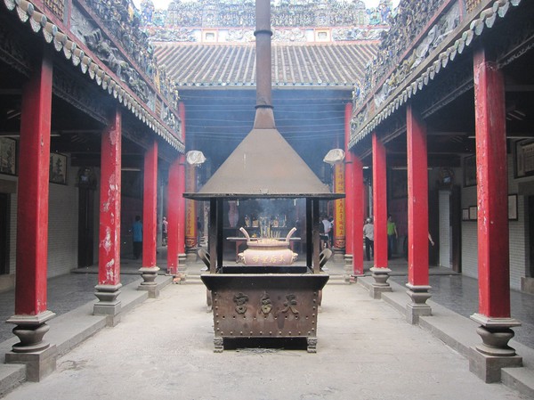 Inuti Thien Hau pagoda, Cholon.