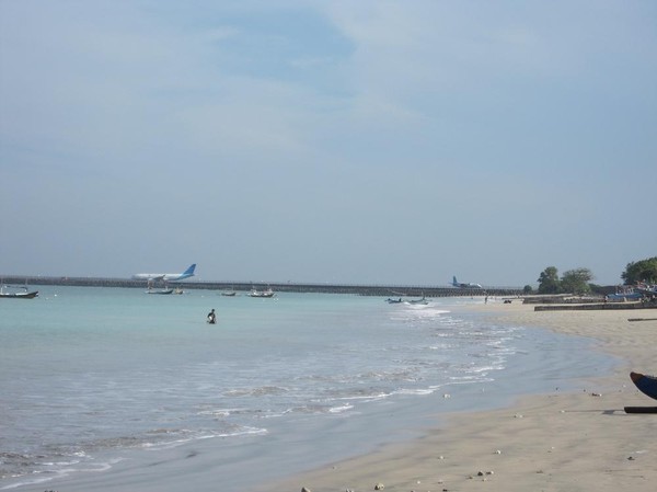 Jimbaran beach med landningsbanan till Ngurah Rai airport i bakgrunden, Bali.