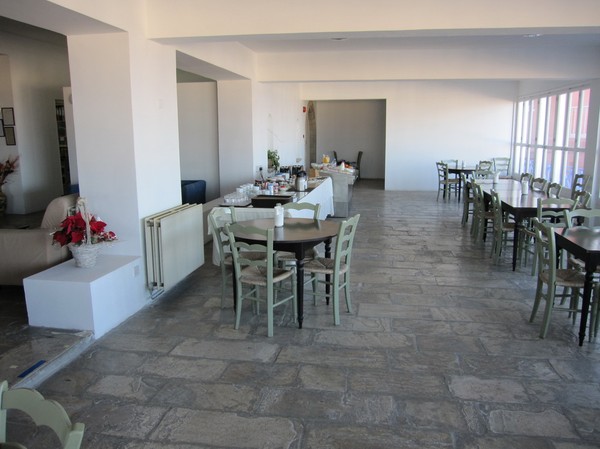 Ensam med frukostbuffén på Axiothea Hotel, Pafos, Cypern.