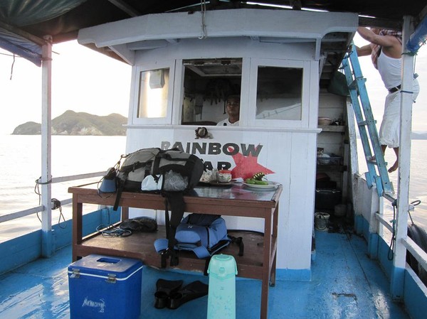 Snorkelutrustning, massor med vatten och mat hade vi med oss. I båten på väg ut till Komodo island.