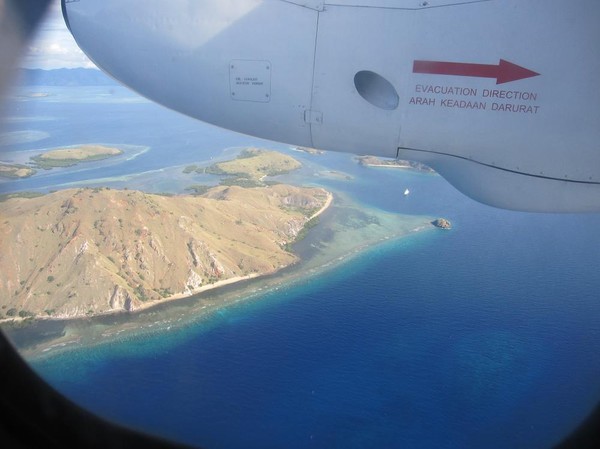 Komodo National Park från luften på väg till Labuan Bajo.