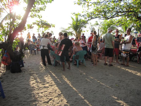 Partyt börjar på Kuta beach strax innan solnedgången för att sedan förflytta sig till Legian street och dess nattklubbar efter solnedgången.