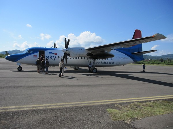 Denna lilla Fokker 50 som tillhör flygbolaget Sky Aviation tog mig till Bali på drygt en och en halv timme, Komodo airport, Labuan Bajo.