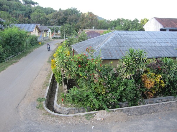 Gatuscen utanför O-range hotel, Labuan Bajo, Flores.