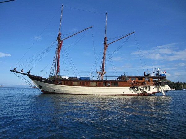 En dykbåt som vi passerar på väg ut från hamnen i Labuan Bajo mot Rinca island.