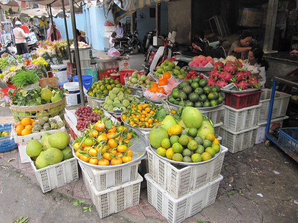 Xa Tay market. Underbar dragon fruit till höger i bild, Cholon.