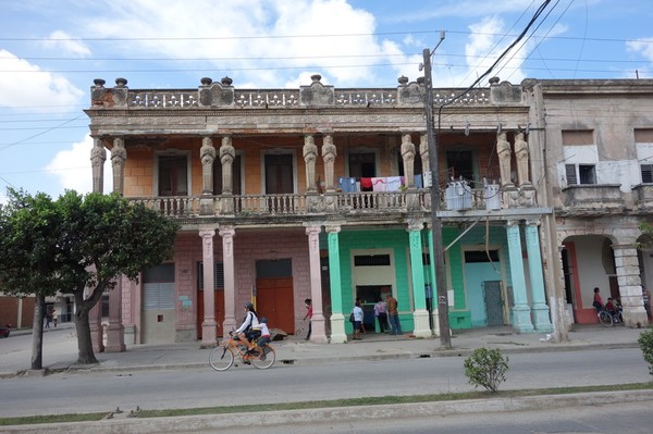 En kilometerlång sträcka längs Avenida de los Mártires med arkitektur med kolumner, Camagüey.