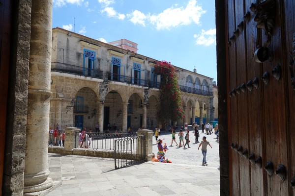 Palacio de Lombillo sedd inifrån Catedral de San Cristóbal de la Habana, Plaza de la Catedral, Habana Vieja, Havanna.