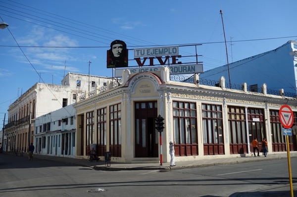 Vid Parque José Martí finns inte helt oväntat ett porträtt av kamrat Che, Cienfuegos.