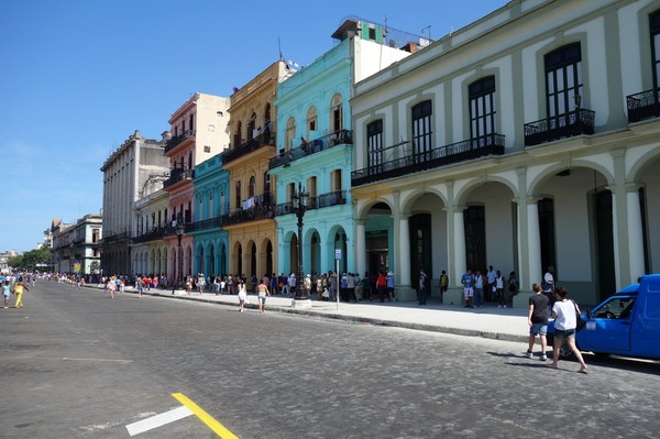 Gatuscen vid Capitolio Nacional, Centro Habana, Havanna.