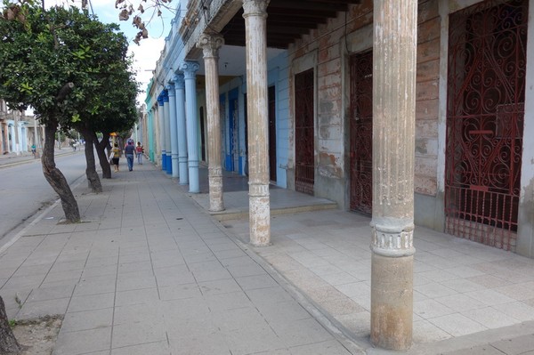 En kilometerlång sträcka längs Avenida de los Mártires med arkitektur med kolumner, Camagüey.