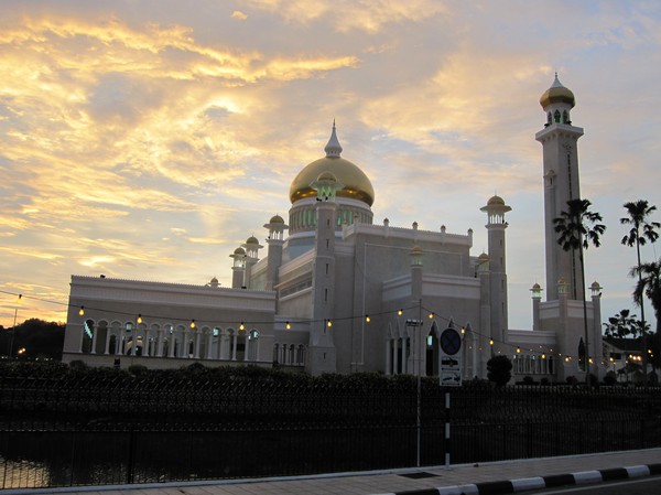 Omar Ali Saifuddien Mosque i solnedgång.