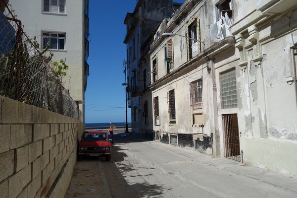 En av tvärgatorna som går vinkelrät ut mot Malecon, Havanna.