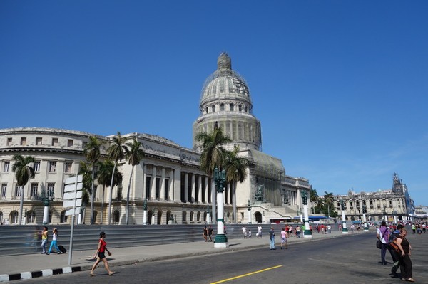 Gatuscen vid Capitolio Nacional, Centro Habana, Havanna.