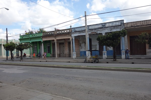 En kilometerlång sträcka längs Avenida de los Mártires med arkitektur med kolumner, Camagüey.