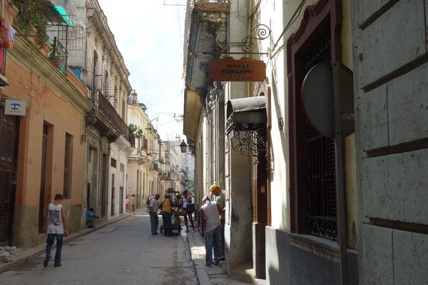 Till höger i bild syns skylten vid entrén till mitt första boende i Kuba, Hostal Peregrino El Encimar, Habana Vieja, Havanna.